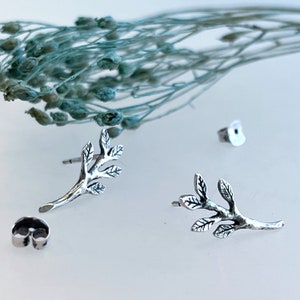 Små örhängen i sterlingsilver med blad, polerade och oxiderade, naturinspirerade