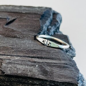 Anello iniziale personalizzato in argento sterling: anello impilabile fatto a mano