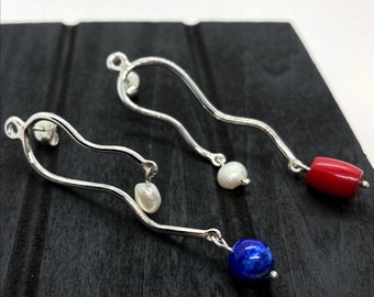 Asymmetric "Paris" earrings in sterling silver, adorned with a lapis lazuli, coral and pearl; contemporary jewelry, handmade earrings.