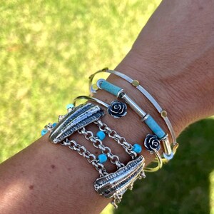 Pulseira de prata esterlina feita à mão com conchas e contas azul-turquesa – joias inspiradas no oceano