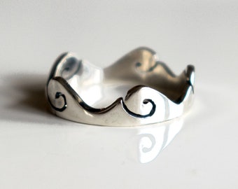 Crown shaped sterling silver ring with waving details, Wave ring, Crown ring, Sterling silver ring