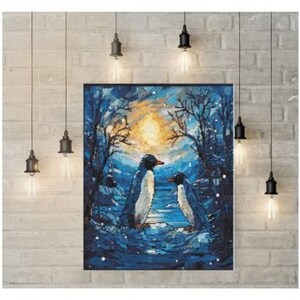 Può includere: Un dipinto di due pinguini in piedi su un paesaggio innevato. I pinguini sono blu e bianchi, e lo sfondo è blu scuro con un sole giallo brillante in lontananza.