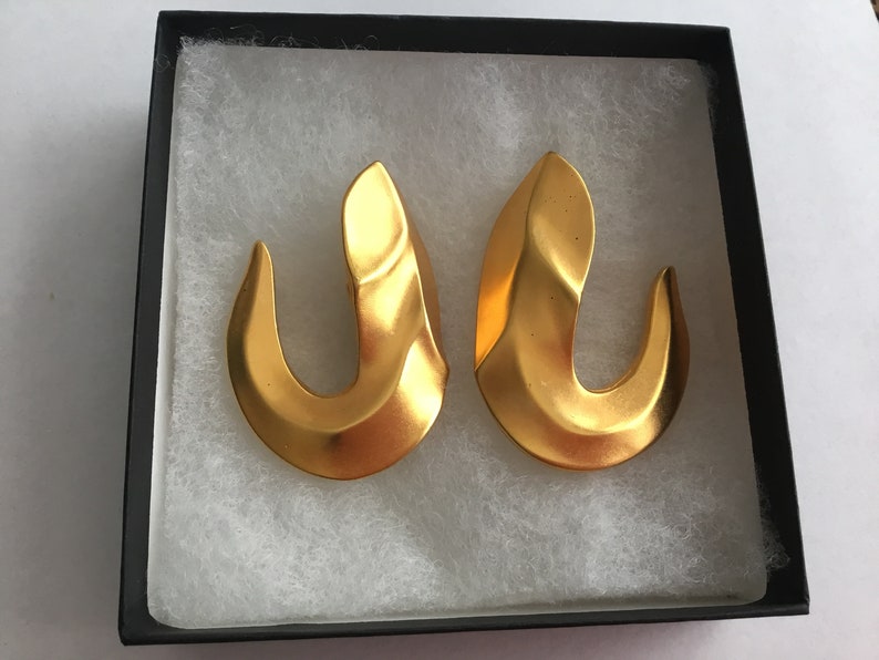 Vintage Retro Modernist Signed Lee Wolfe Clip On Earrings Gold Tone