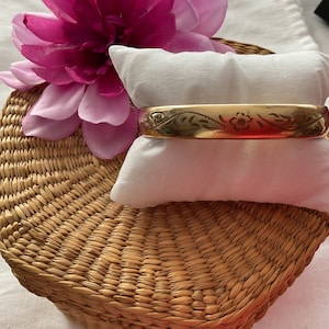 Vintage 12kt gold filled Etched Hinged Bracelet Bangle