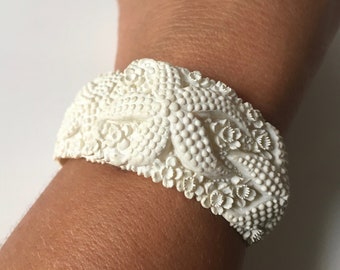 VINTAGE CELLULOID BRACELET - Mid-century French white celluloid articulated cuff bracelet with sea stars and daffodils