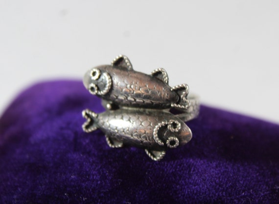 Vintage Sterling Silver Two Smiling Fish Ring 6.5… - image 5