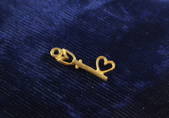 Vintage 9k Gold Heart Key Design Pendant - image 2