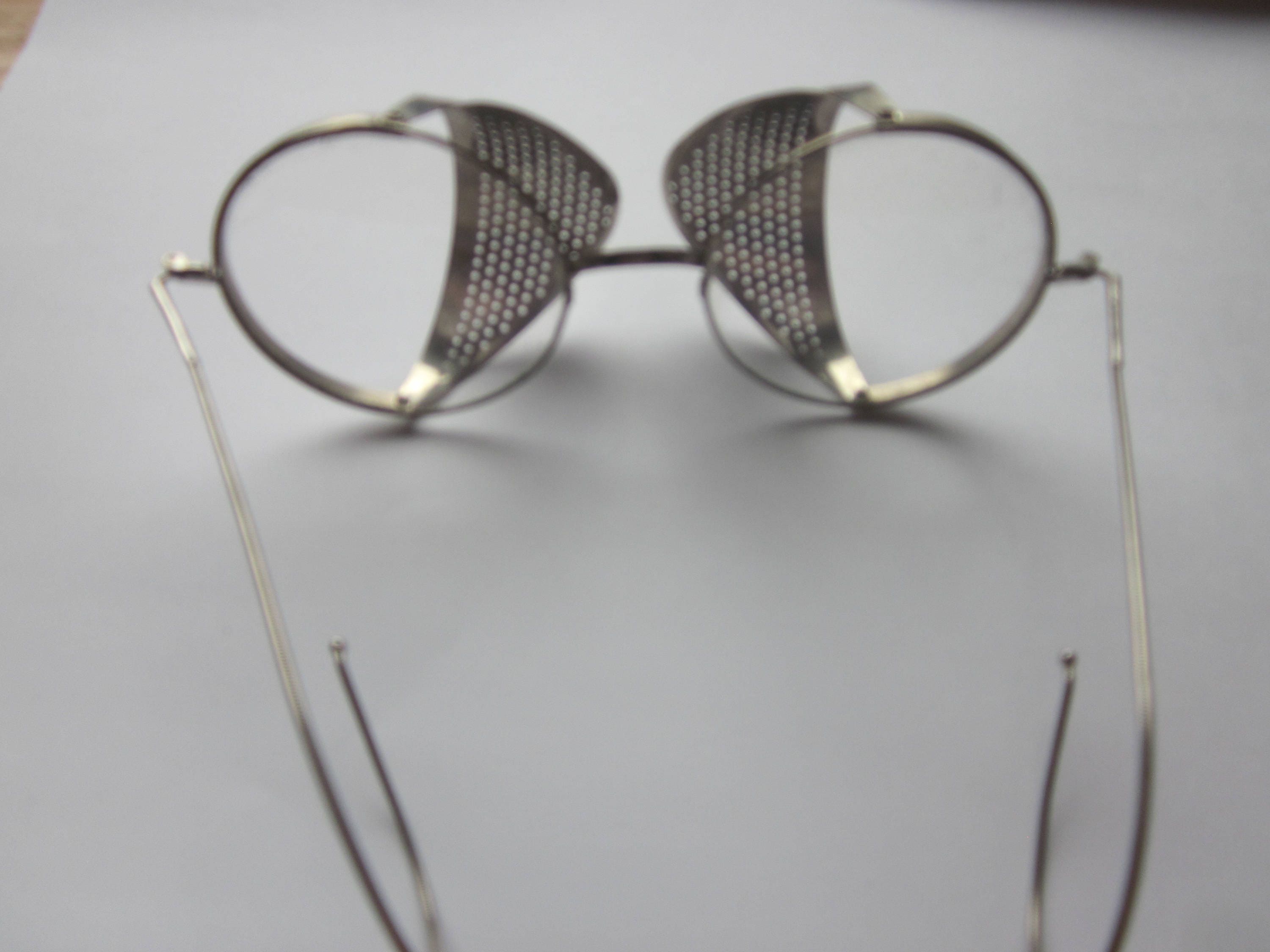 Accessoires Zonnebrillen & Eyewear Brillenkokers Vintage 1912 Albex Eye Protector Eye Glasses with Vintage Case 
