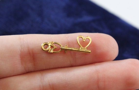 Vintage 9k Gold Heart Key Design Pendant - image 1