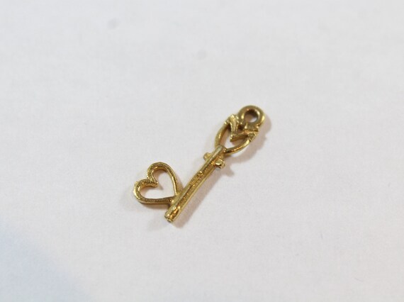 Vintage 9k Gold Heart Key Design Pendant - image 4