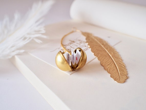 Check out these amazing mindful gifts hold a secret inspirational message. They remind us to take a breath, look for the silver lining, and smile!