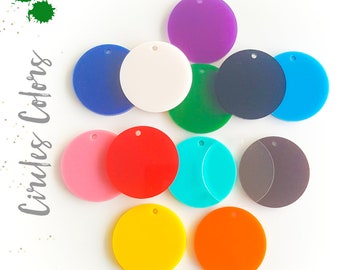 Puede incluir: Surtido de 12 círculos coloridos con un agujero en el centro. Los círculos son de acrílico y están disponibles en una variedad de colores, incluyendo rojo, azul, verde, amarillo, naranja, morado, rosa, blanco y negro.