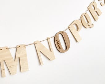 Personalisierte hölzerne Alphabet-Girlande: Baby-Namens-Kinderzimmer-Dekor