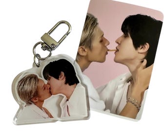 Wooyoung & Yunho KISS Pepero Game Challenge Portachiavi Divertente Momento Kpop Ateez Atiny Regalo Ciondolo in acrilico Yunwoo Kiss Snack coreano Peppero