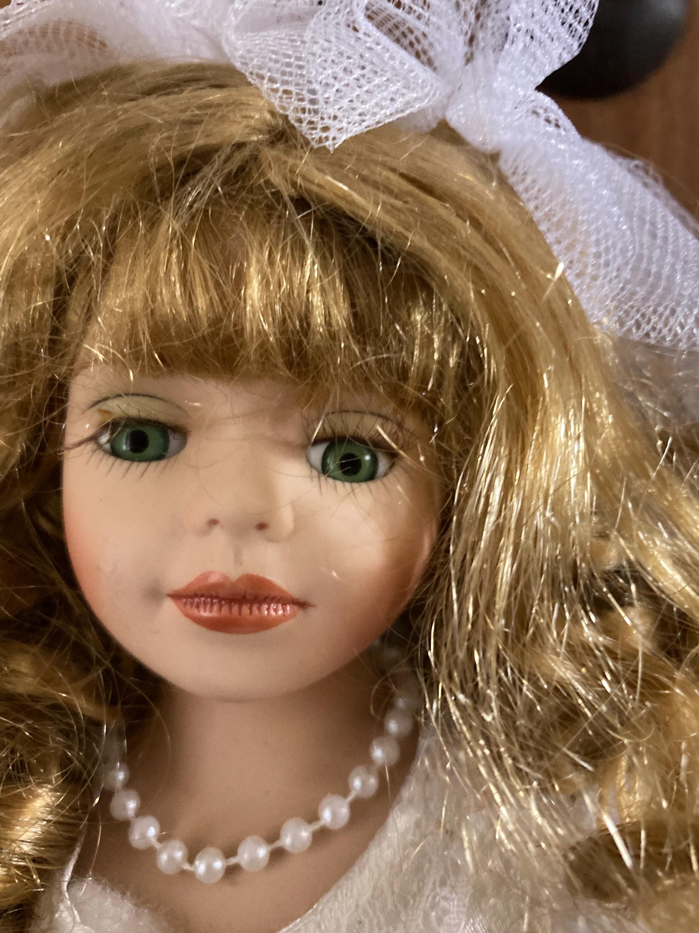 La bambola stregata Evelyn, la sposa abbandonata Italia