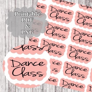 Può includere: File PDF e PNG stampabili con un motivo ripetitivo di etichette "Dance Class" rosa e bianche su uno sfondo bianco.