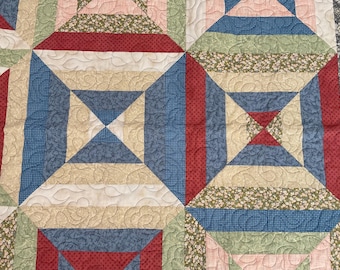 Handgemaakte pastelkleurige gewatteerde plaid, bloemenaccenten, 61 x 61 inch