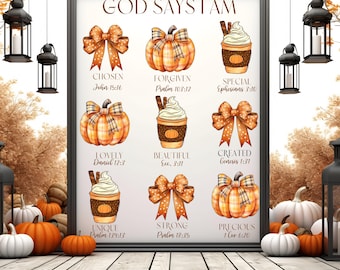 Può includere: Una stampa incorniciata con il testo "GOD SAYS I AM" e illustrazioni di zucche, fiocchi e tazze di caffè. Ogni immagine ha una parola corrispondente come "Scelto" e un riferimento biblico. L'opera d'arte è su uno sfondo di legno.