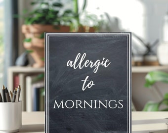 Può includere: Un cartello nero in ardesia con testo bianco che recita "allergico alle mattine".