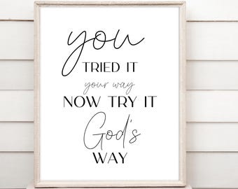 Può includere: Stampa tipografica in bianco e nero con il testo "you tried it your way now try it God's way".