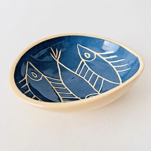 Briglin Studio Pottery Blå Sgraffito Fiskprydnadsfat 12,5 x 10,5 cm England