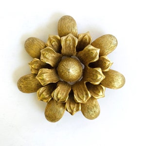Vintage Avon Brushed Gold Tone Round 2" Floral Brooch #8177
