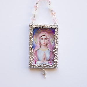 Pink Mary-ornament: religieus icoon afgeschuind glas met rozenkransketting