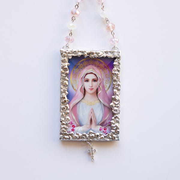 Pink Mary-ornament: religieus icoon afgeschuind glas met rozenkransketting