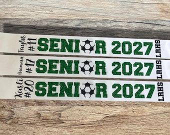 Banda personalizada para estudiantes de último año de fútbol con nombre, número, año e iniciales de la escuela.