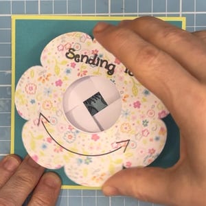 Tarjeta de apertura emergente HedgeHugs con un patrón SVG giratorio para máquinas de corte