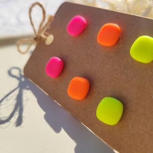 Hypoallergene Ohrstecker Set Neon Pink Orange Gelb Polymerton mit 18k vergoldeten Steckern für empfindliche Ohren
