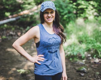 Las montañas están llamando y debo irme. Camiseta de montaña de mujer. Camisa de senderismo. Camisa de senderismo. Las montañas están llamando. Camisa de senderismo para mujer.