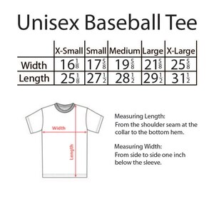 Puede incluir: Tabla de tallas para una camiseta de b&eacute;isbol unisex, que muestra las medidas de ancho y largo en pulgadas para las tallas XS, S, M, L y XL.
