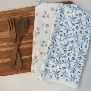 Winter Tea Towel. Gift Ideas. Tea Towels. Flour Sack Tea Towels. Dish Towel. Farmhouse Decor. Snowflake decor. Christmas Decor. Winter Decor