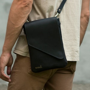 Man Messenger Bag Personalized Vintage Leather Black Minimalist Crossbody Bag image 1