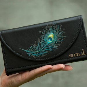 Cartera de cuero para mujer Monedero grande negro con pluma azul pavo real Cartera personalizada hecha a mano Pintura original
