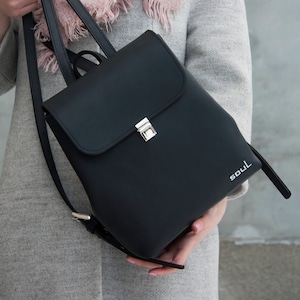 Mochila básica de cuero negro para mujer, estilo minimalista, para uso diario, hecha a mano, pequeña mochila de viaje.
