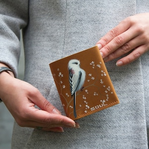 Cartera de Mujer de Piel Mostaza Mini Cartera Amarilla Monedero con Pájaro Blanco Cartera Compacta Hecha a Mano