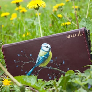 Cartera de Mujer de Piel Color Vino con Pintura de Pájaro Titmouse Monedero Grande Personalizado imagen 1