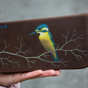 Cartera de cuero marrón para mujer, cartera con cremallera de pájaro martín pescador, bolso grande personalizado para hombre, pájaro azul amarillo imagen 1