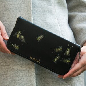 Cartera de Mujer de Cuero Negro con Abejas Doradas Cartera Grande con Cremallera Pintura Original Insectos