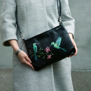 Bolsa crossbody preta com beija-flor e flores rosa, ideia de presente de bolsa de couro macio