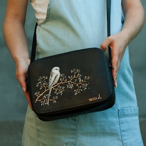 Schwarze Leder-Damen-Umhängetasche, weiße niedliche Langschwanzmeise-Vogel-Umhängetasche mit Vintage-Effekt