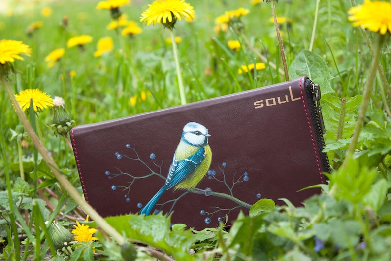 Cartera de Mujer de Piel Color Vino con Pintura de Pájaro Titmouse Monedero Grande Personalizado imagen 1