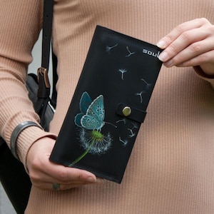 Cartera de cuero negra con pintura de mariposa azul, ideal como regalo para mujer, hecha a mano, de alta calidad, con diente de león.