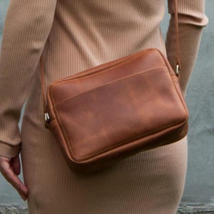 Minimalist Crossbody Bag Brown Leather Purse Daily Crossbody Bag Women Gift Idea Vacation Purse High Quality Leather Shoulder Bag