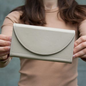 Monedero minimalista de piel beige hecho a mano con botón magnético para mujer