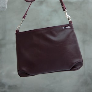 Damen Crossbody Bag Minimalistische Geldbörse Weiche Ledertasche Geschenkidee für Frau Weinrote Farbe Handtasche Geschenkidee für Mama Basic Crossbody Bag