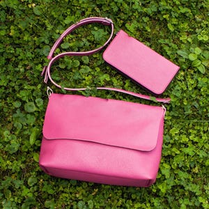 Conjunto de bolso bandolera minimalista y cartera de piel rosa para mujer, monedero rosa intenso, conjunto de piel hecho a mano, idea de regalo para esposa, bolso de hombro color fucsia.