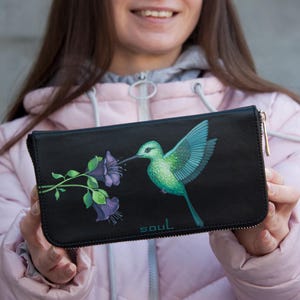 Cartera de mujer con pintura de colibrí, de cuero negro, hecha a mano, con pintura de pájaros y flores, cartera grande, regalo perfecto para mujer.